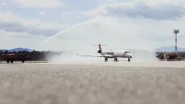 El vuelo inaugural entre Madrid y Liubliana fue recibido con un arco de agua en el aeropuerto Joe Pučnik. Foto: Iberia