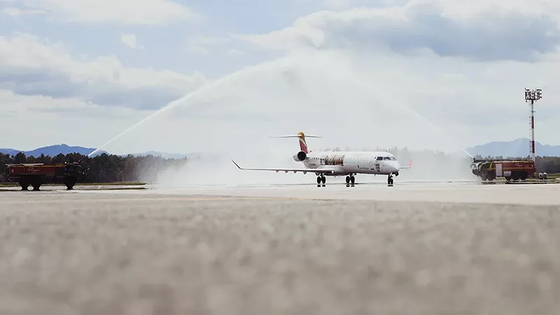 El vuelo inaugural entre Madrid y Liubliana fue recibido con un arco de agua en el aeropuerto Joe Pučnik. Foto: Iberia