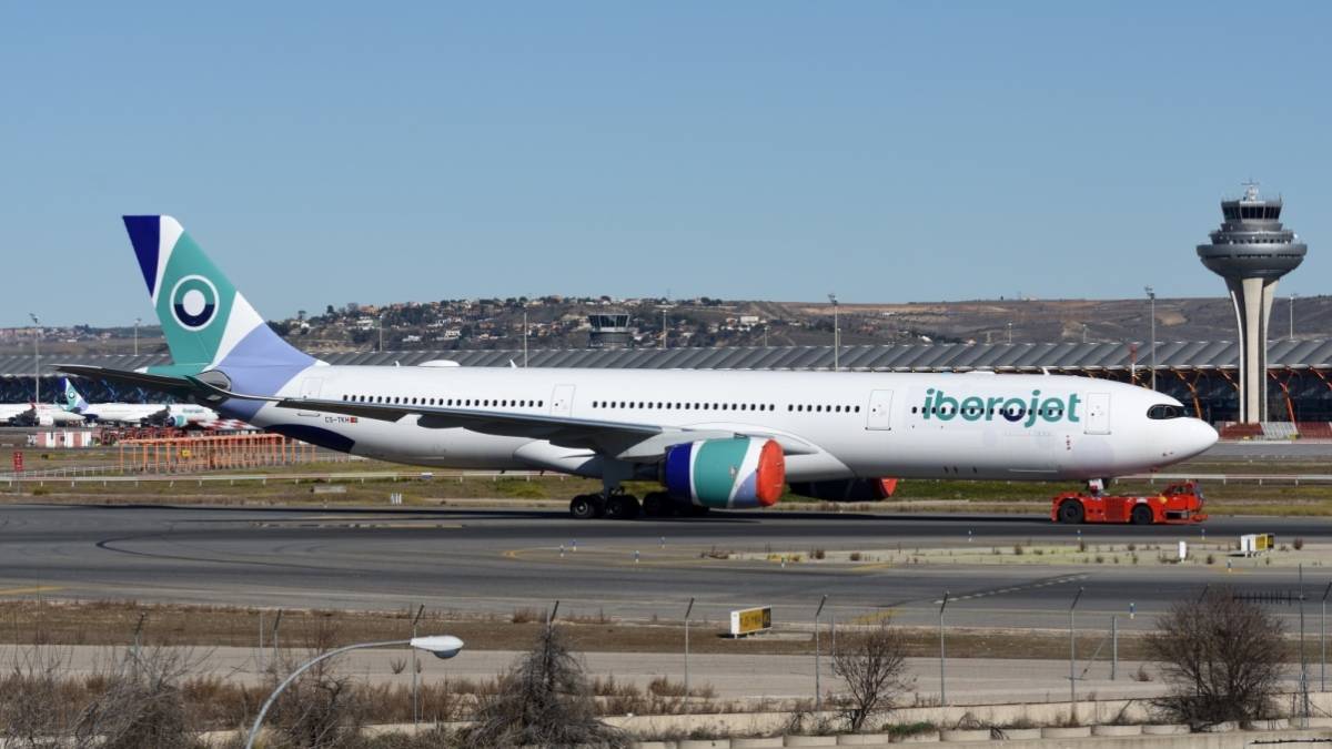 A330 de la filial portuguesa de Iberojet en Madrid/Barajas (foto Antonio Camarasa).