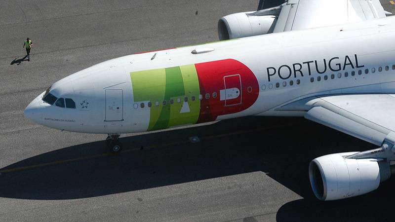 Avin de TAP Air Portugal en pista.