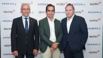 Foto tras la firma del acuerdo entre la aerolnea Aegean y Volotea, en la que aparecen de izquierda a derecha: Aegean, Dimitris Gerogiannis, y Volotea. Carlos Muoz, y Eftichios Vassilakis, presidente de la aerolnea griega. 