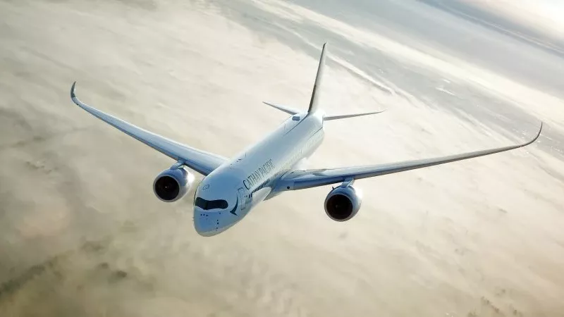 A350 de Cathay Pacific en vuelo sobre las nubes.