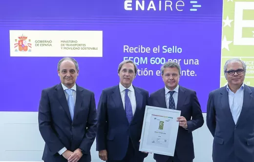 Foto de grupo tras recibir el Sello EFQM 600  de izquierda a derecha: Enrique Maurer, director general de ENAIRE; Toms Pascual, presidente de Club Excelencia en Gestin; Jos Antonio Santano, secretario de Estado de Transportes y Movilidad Sostenible y p