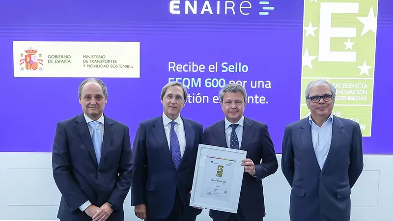 Foto de grupo tras recibir el Sello EFQM 600  de izquierda a derecha: Enrique Maurer, director general de ENAIRE; Toms Pascual, presidente de Club Excelencia en Gestin; Jos Antonio Santano, secretario de Estado de Transportes y Movilidad Sostenible y p