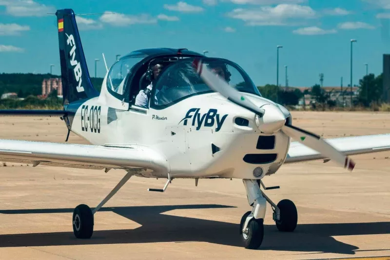 Nuevo tecnam P-Mentor de FlyBy en pista con alumno y profesor.