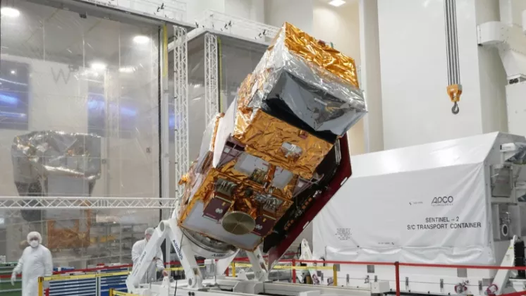 El satlite Sentinel-2 C del programa Copernicus antes de ser embalado en su contenedor. 