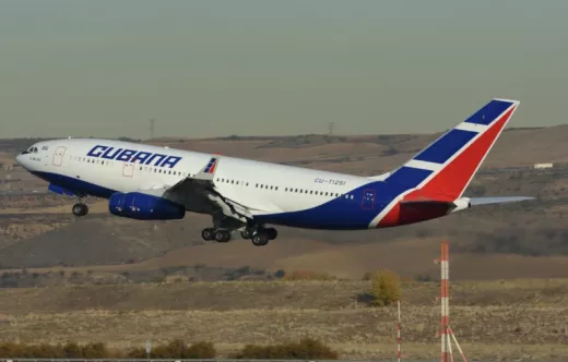 Il-86 de Cubana en pista en Madrid. 