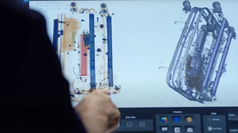 Interior de una maleta escaneada en 3D con un escner de Rapiscan Systems. Imagen