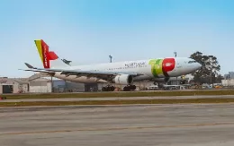 Avin de TAP Air Portugal en pista.