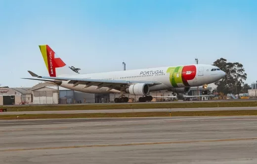 Avin de TAP Air Portugal en pista.