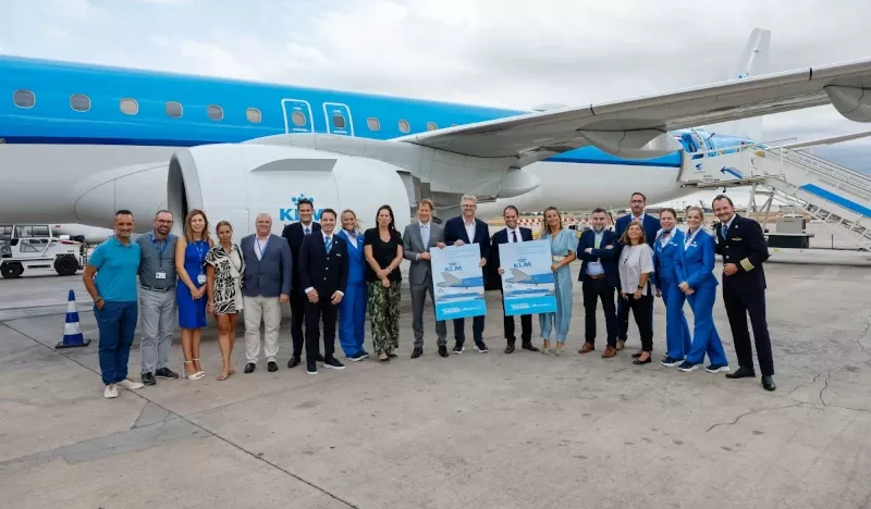 Foto de grupo de trabajadores y responsables de KKM en la pista del Aeropuerto de Valencia con motivo del hito de su viaje dentro del The Aviation Challenge. Foto: KLM