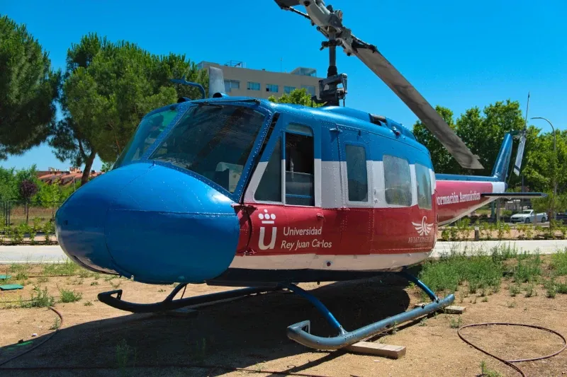 El helicptero Bell UH-10-19 situado en las instalaciones de Aviation Group en el Campus de la Universidad Rey Juan Carlos de Fuenlabrada.