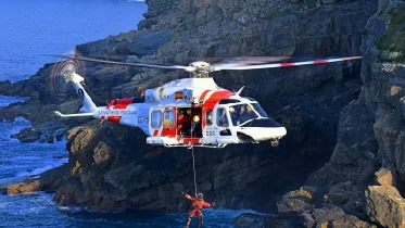 Helicptero Avincis en el aire durante un rescate.