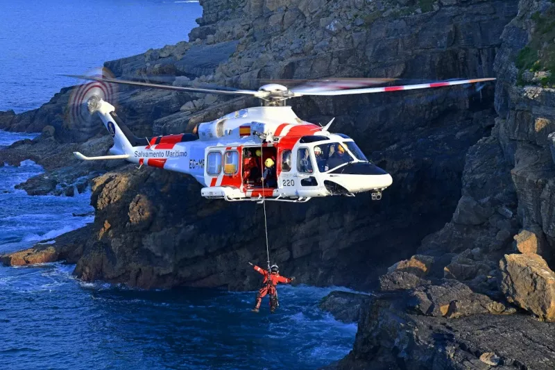 Helicptero Avincis en el aire durante un rescate.