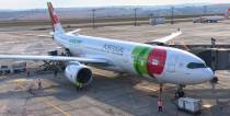 Avin A330 Neo de la aerolnea TAP Portugal en pista.