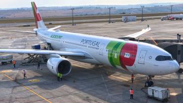 Avin A330 Neo de la aerolnea TAP Portugal en pista.