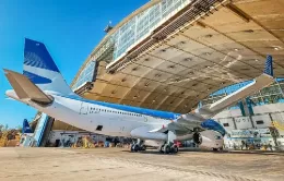 Avin de Aerolneas Argentinas en un hangar.