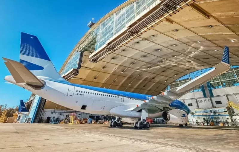 Avin de Aerolneas Argentinas en un hangar.