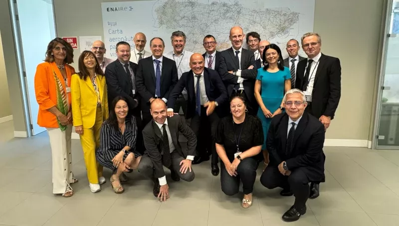 Foto de grupo tras la reunin de los equipos de ENAIRE, DSNA y EUROCONTROL en Madrid.