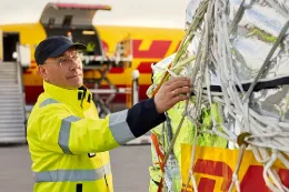 Un operario de DHL Express prepara los paquetes para su introdccin en un avin en un aeropuerto.