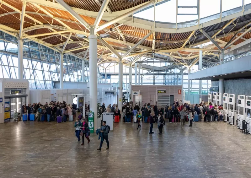 Interior del Aeropuerto de Zaragoza.