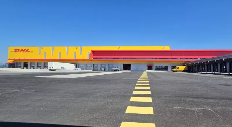 Vista exterior de la Ampliacin del hangar logstico de DHL Express en Portugal.