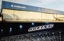 Logos de Embarer y Boeing en sus hangares.