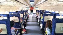 Alumnos en un avin durante una visita escolar al aeropuerto de Madrid-Barajas. Foto: Aena