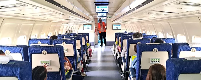 Alumnos en un avin durante una visita escolar al aeropuerto de Madrid-Barajas. Foto: Aena