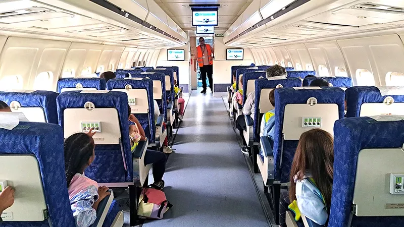 Alumnos en un avin durante una visita escolar al aeropuerto de Madrid-Barajas. Foto: Aena