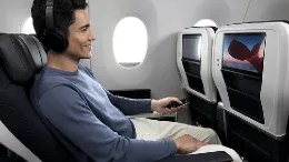 Joven en una butaca de la recientemente renombrada clase Premium Economy a Premium de Air France.