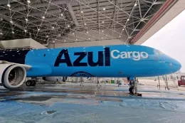 Airbus A-321P2F en un hangar.