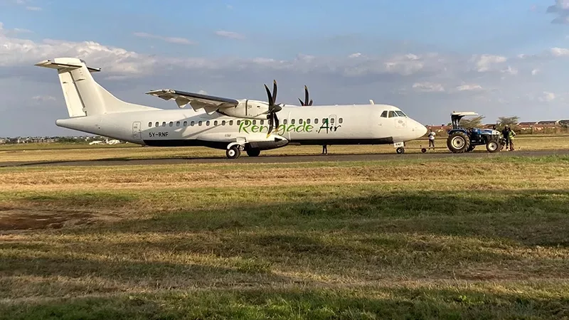 Primer ATR-500 en Kenia, arrendado por Abelo, junto a un tractor.