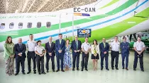 Foto de grupo con autoridades junto al ATR 72-600 adornado con la imagen creada para la celebracin del 200 aniversario del cuerpo. Foto: Binter