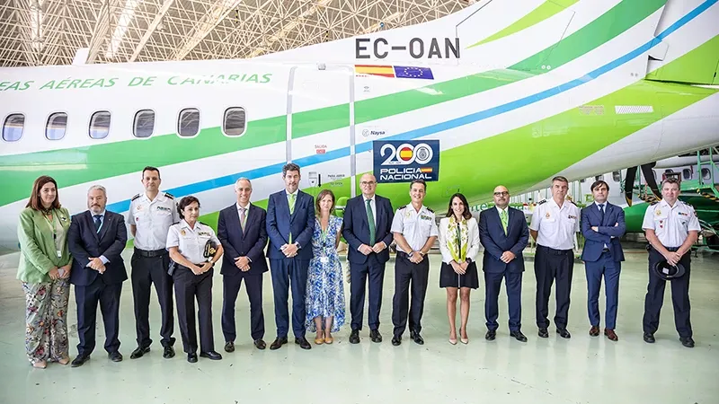 Foto de grupo con autoridades junto al ATR 72-600 adornado con la imagen creada para la celebracin del 200 aniversario del cuerpo. Foto: Binter