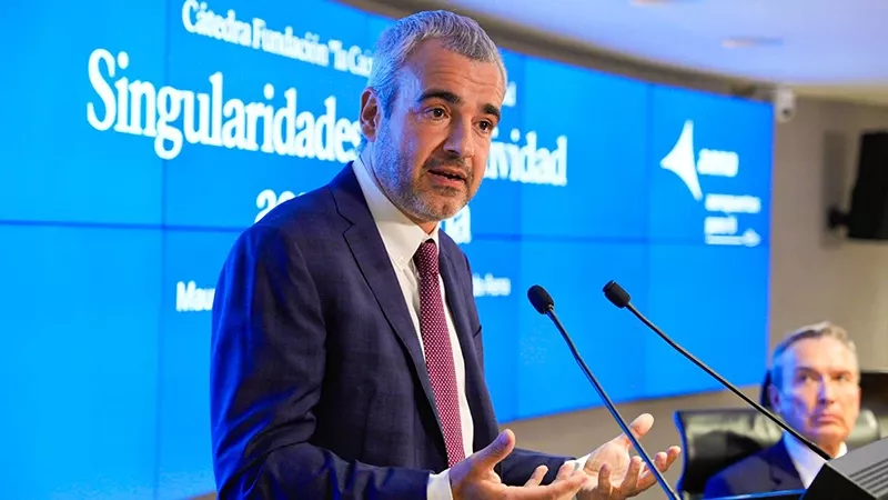 El presidente y consejero delegado de Aena, Maurici Lucena durante su intervencin en la conferencia organizada por la Ctedra Fundacin "la Caixa" Economa y Sociedad.