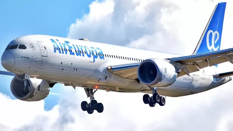 Avin de Air Europa en el aire con el tren de aterrizaje desplegado.