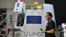 El presidente ejecutivo de la empresa ilicitana PLD Space, Ezequiel Snchez, delante de la cpsula espacial LINCE, durante la presentacin de la misma.