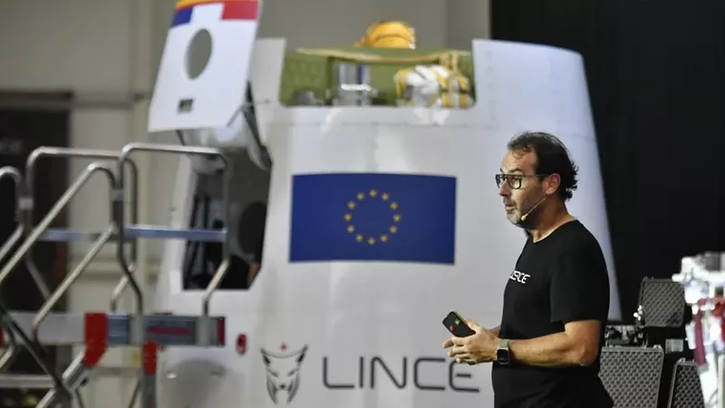 El presidente ejecutivo de la empresa ilicitana PLD Space, Ezequiel Snchez, delante de la cpsula espacial LINCE, durante la presentacin de la misma.