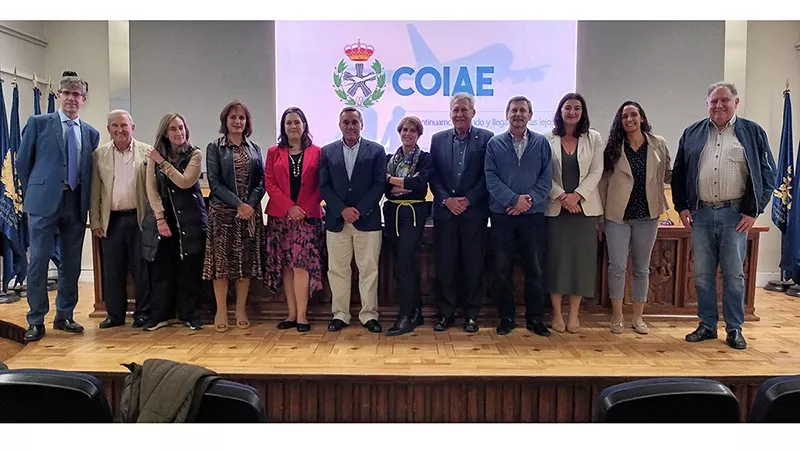 Foto de grupo tras las juntas extraordinarias del Colegio Oficial de Ingenieros Aeronuticos de Espaa (COIAE) y de la Asociacin de Ingenieros Aeronuticos de Espaa (AIAE).