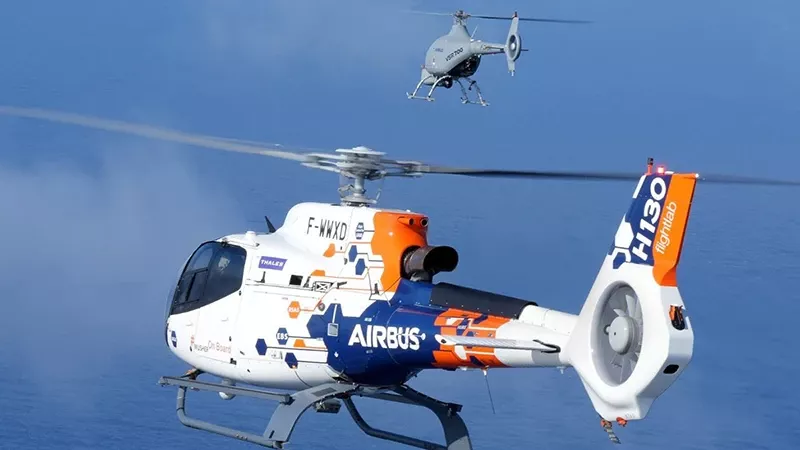 Airbus H130 volando junto a un dron. Foto: Airbus