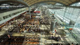 Interior del Aeropuerto de Alicante-Elche. 