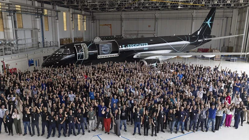 Embraer E-Freighter E190F en su hangar de fabricacin junto con trabajadores de Embraer.