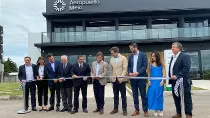 El presidente uruguayo, Luis Lacalle Pou, corta la cinta inaugural del Aeropuerto Internacional de Melo en Uruguay tras su remodelacin.