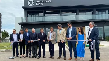 El presidente uruguayo, Luis Lacalle Pou, corta la cinta inaugural del Aeropuerto Internacional de Melo en Uruguay tras su remodelacin.