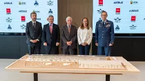 Representantes de Airbus, el Ejrcito del Aire, el Ayuntamiento de Getafe y la Comunidad de Madrid tras la firma del acuerdo con la Fundacin Infante de Orleans para establecer su sede en Getafe. Foto: Airbus