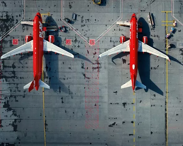 Vista cenital de aviones de la aerolnea Play estacionados en una pista.