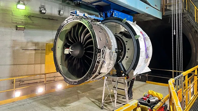 Motor RTX Pratt & Whitney GTF recibiendo mantenimiento en las instalaciones de Iberia Mantenimiento. Foto: Iberia Mantenimiento