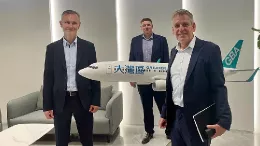 Gregory Taffouraud, director comercial de Euroairlines con Aiden Walsh, director global de Desarrollo de Negocio de Discover the World, e Ian Murray, consejero delegado de Discover the World.