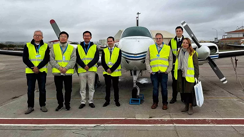 Representantes de la USAL, Adventia y varios miembros de la delegacin China en el campus aeronutico de Matacn.